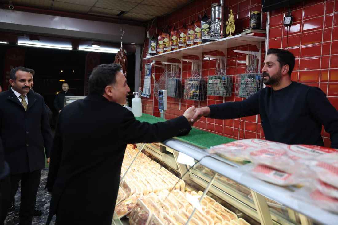 kayseri-valisi-gokmen-cicek-mithatpasa-mahallesinde-esnaf-ve-vatandaslari-ziyaret-ederek-talep-ve-onerileri-yerinde-dinledi