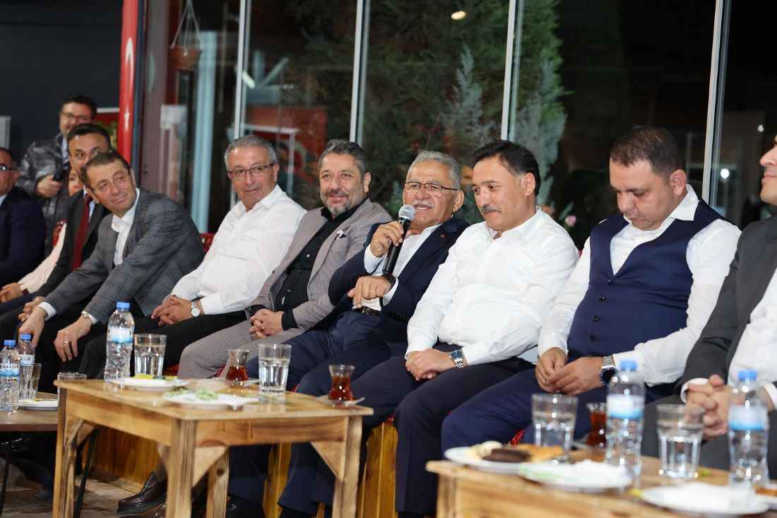 kayseri-buyuksehir-belediye-baskani-dr-memduh-buyukkilic-sehrin-kulturel-hafizasina-sahip-cikarak-kayseri-valisi-gokmen-cicek-ve-sehir-protokolu-ile-birlikte-halk-ozanligi-gelenegini-yasatmak-amaciyla-yenilenen-kayseri-halk-ozanlari-kultur-evinin-acilisini-gerceklestirdi
