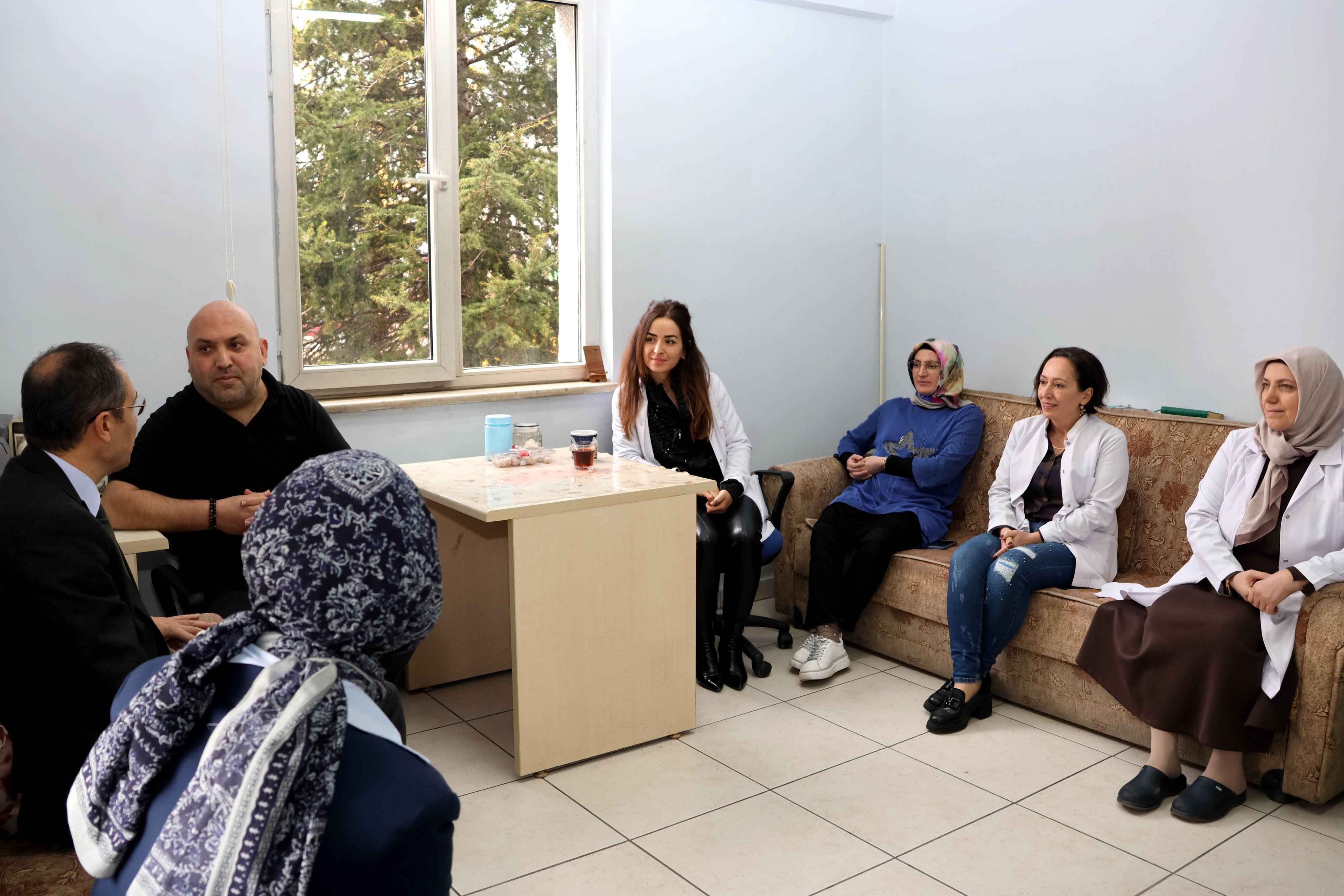 kayseri-il-saglik-muduru-dr-mehmet-ersan-melikgazideki-aile-sagligi-merkezlerini-ziyaret-ederek-hekim-ve-saglik-calisanlariyla-bir-araya-geldi-sahadaki-calismalar-ve-talepler-degerlendirildi