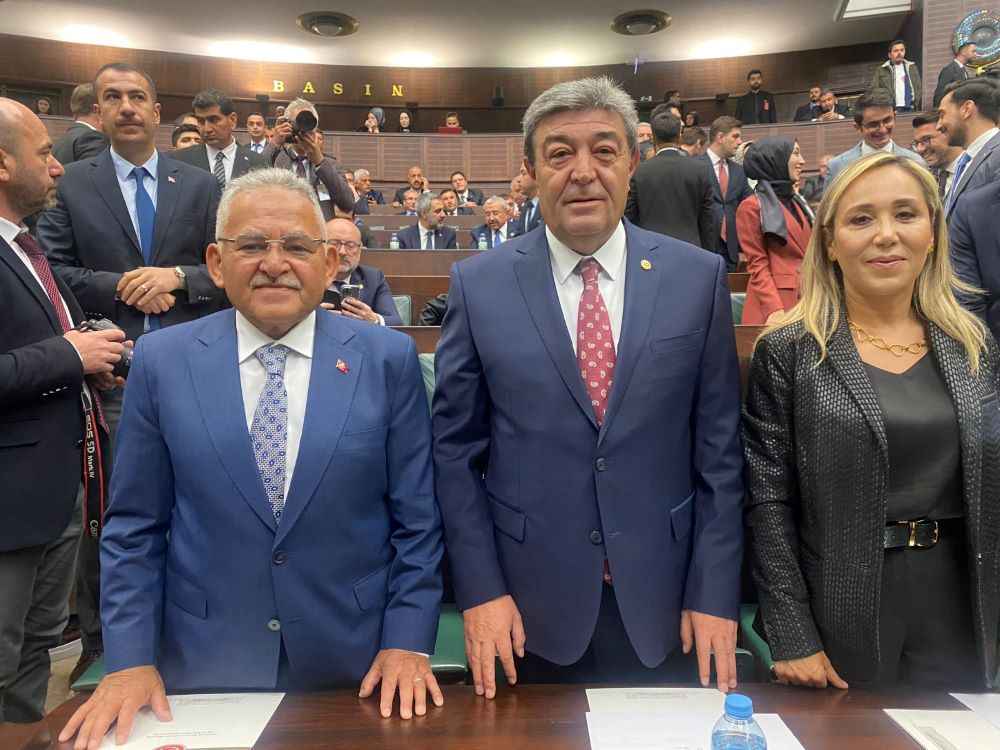 dursun-atasa-cumhurbaskani-recep-tayyip-erdogan-tarafindan-rozeti-takilarak-resmi-olarak-ak-parti-saflarina-gecmis-oldu-milletvekili-atas-toplanti-sonrasi-aciklama-yapti