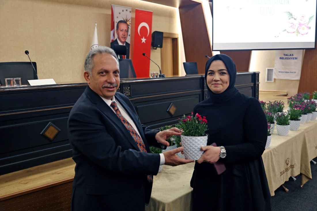 talas-belediye-baskani-mustafa-yalcin-anneler-gunu-munasebetiyle-belediyede-gorev-yapan-kadin-personellere-cicek-vererek-gunlerini-kutladi
