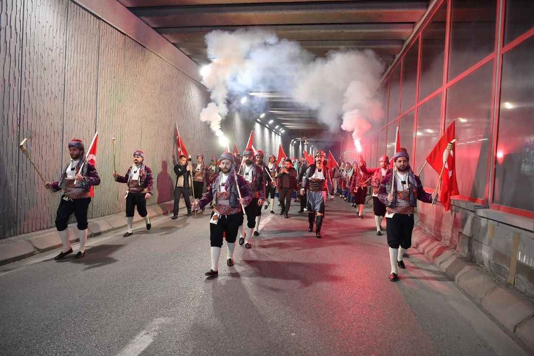 kayseri-buyuksehir-belediye-baskani-dr-memduh-buyukkilic-19-mayis-ataturku-anma-genclik-ve-spor-bayrami-kapsaminda-genclik-ve-spor-il-mudurlugu-tarafindan-duzenlenen-fener-alayi-yuruyusune-katildi