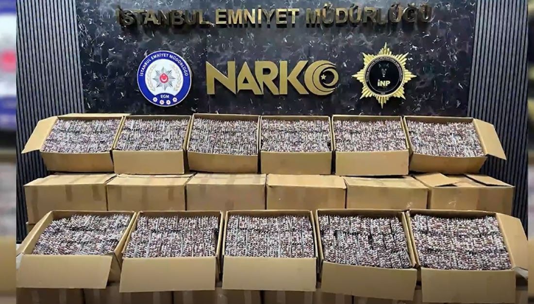 İstanbul polisi ve Bakan Yerlikaya'dan uyuşturucuya büyük darbe! İstanbul’da 2 ayrı adrese baskın! Zehir tacirleri yakalandı.