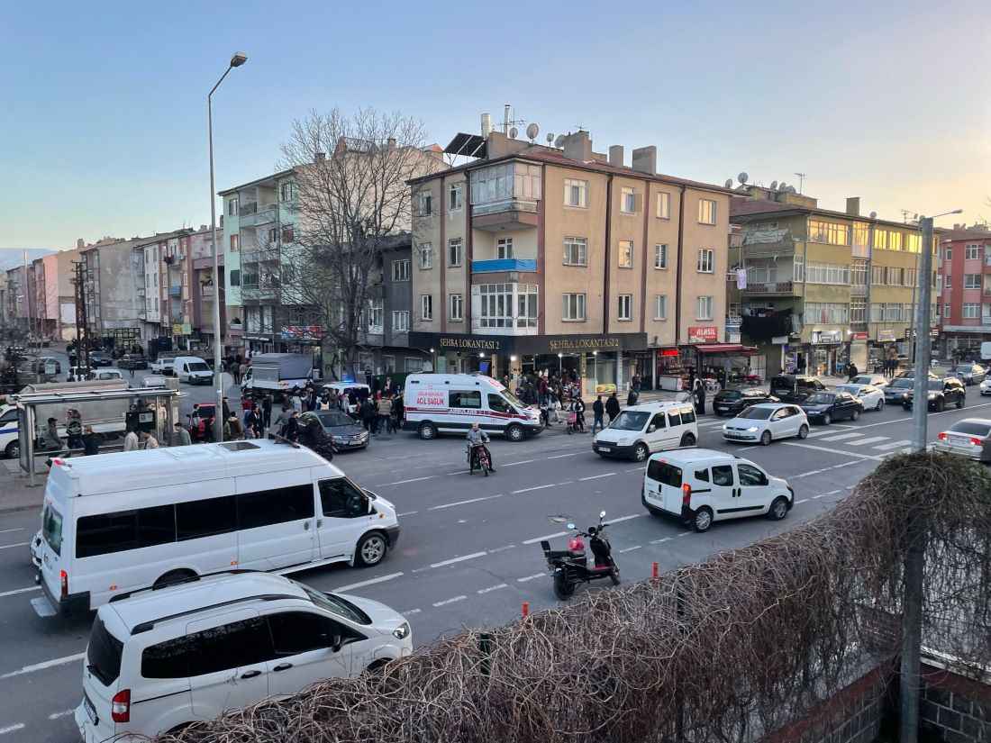 sahabiye-mahallesinde-yabanci-uyruklu-iki-grup-arasinda-cikan-kavgada-1-kisi-gogsunden-bicaklandi