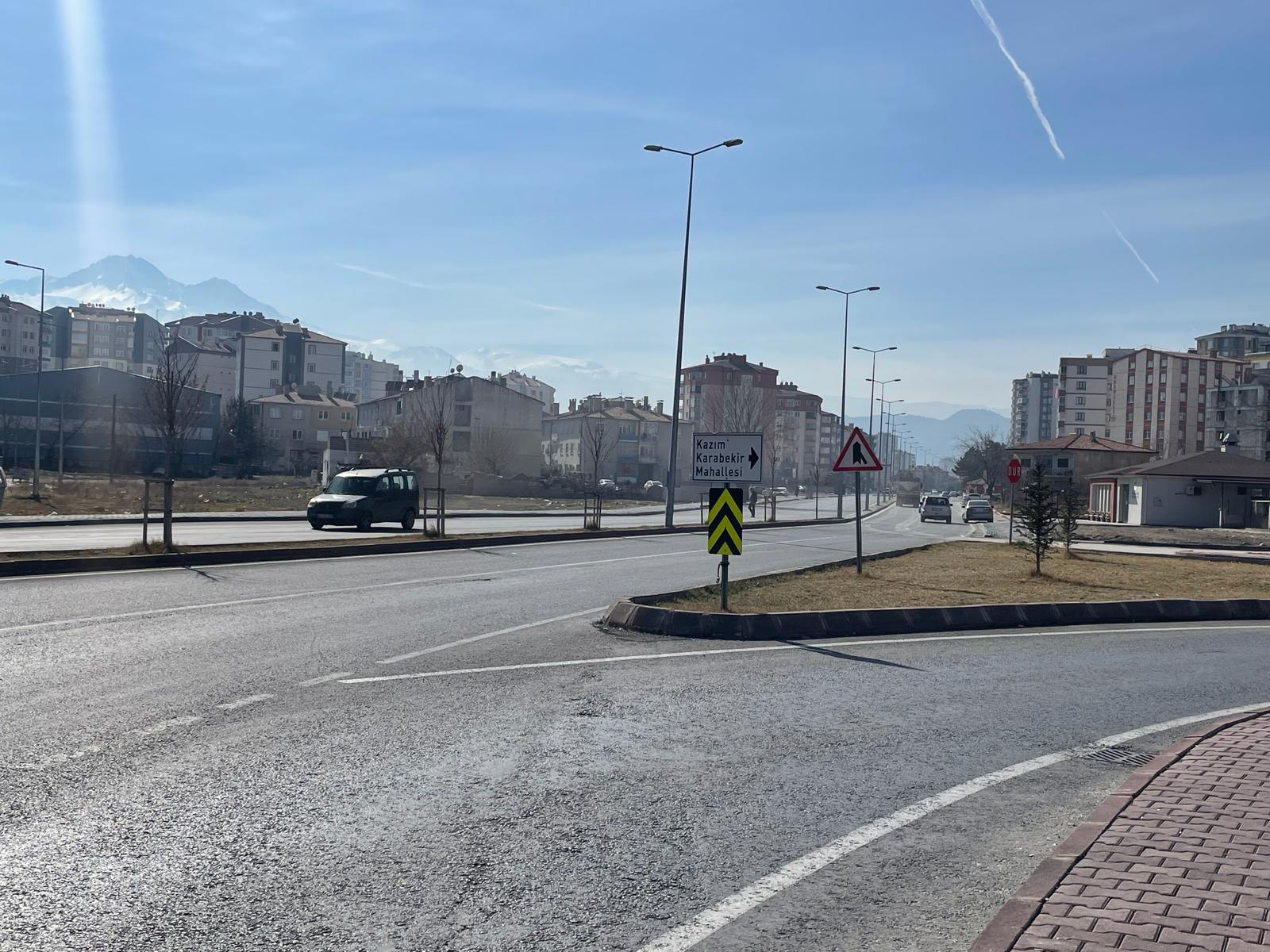 Kayseri’nin Melikgazi İlçesine bağlı Kazım Karabekir Mahallesi girişindeki kavşaktan dolayı mahalle sakinleri şikâyetçi.