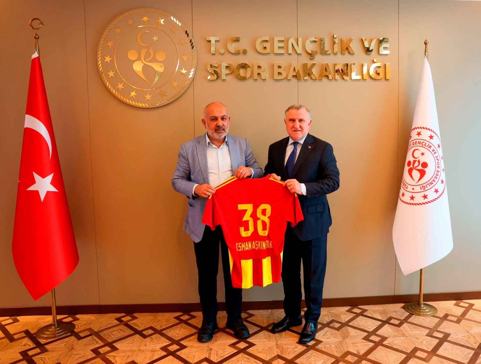 ak-parti-kayseri-milletvekili-dursun-atas-mhp-kayseri-milletvekili-baki-ersoy-kayserispor-baskani-ali-camli-ve-as-baskan-tufan-koc-genclik-ve-spor-bakani-osman-askin-baki-ziyaret-etti
