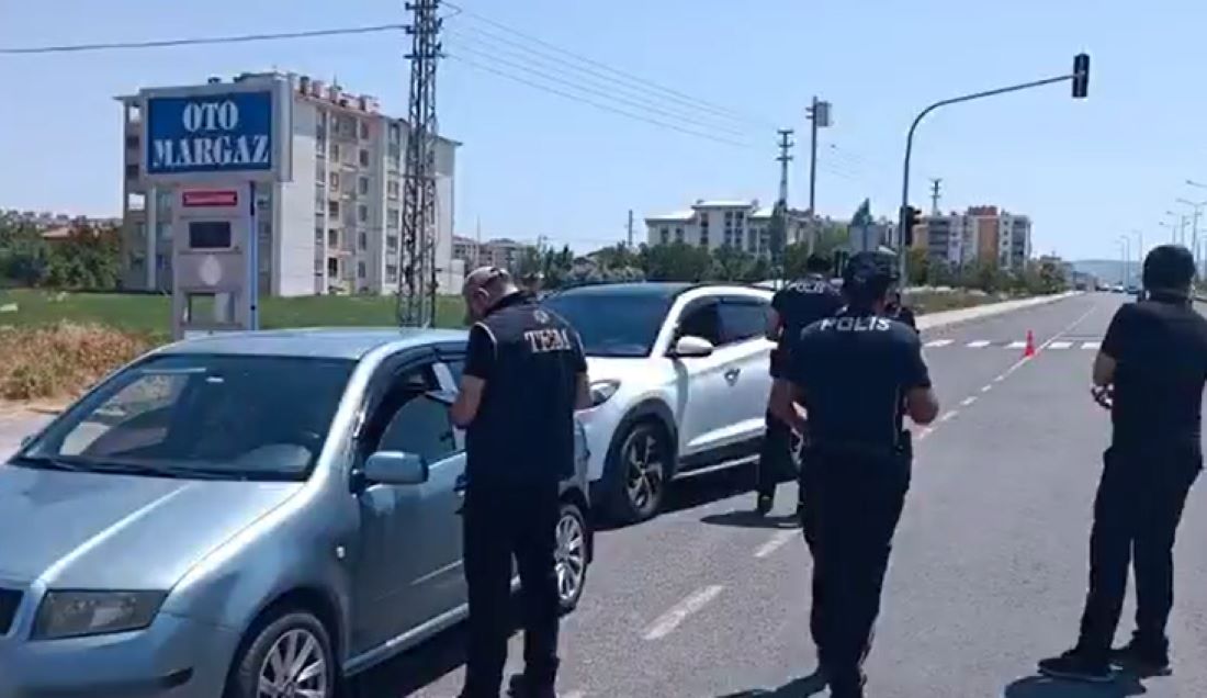 Kayseri’nin Bünyan ilçesinde yapılan geniş çaplı uygulamada 552 şahıs sorgulandı, 24 bin 400 makaron ve 5 kaçak cep telefonu ele geçirildi.