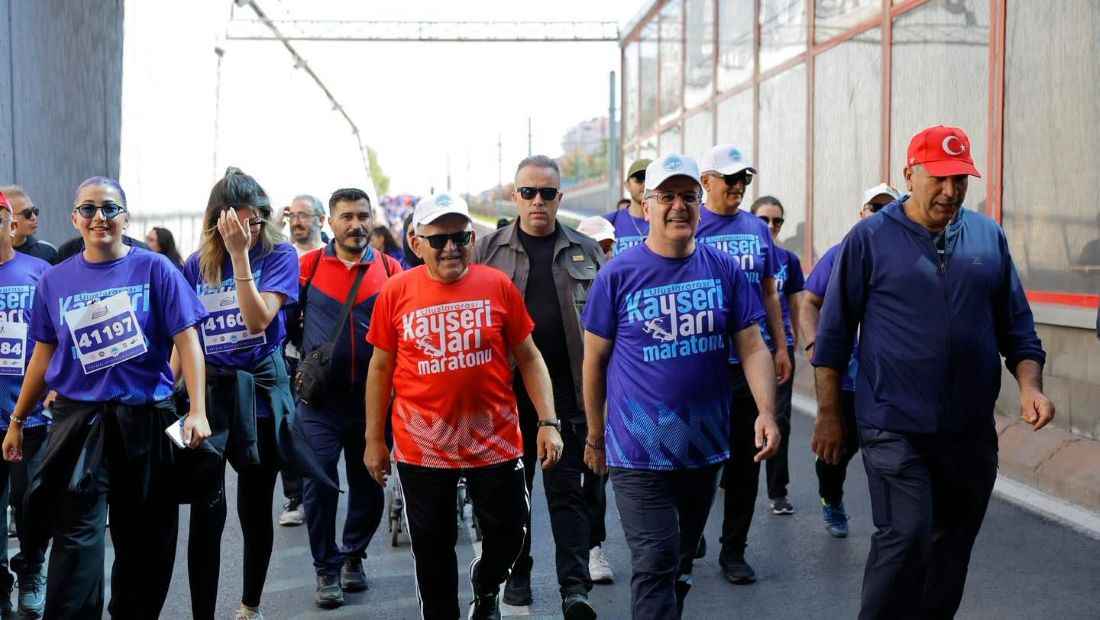 bir-maratondan-daha-fazlasi-sloganiyla-duzenlenen-6-uluslararasi-kayseri-yari-maratonu-22-ulkeden-200-yabanci-sporcu-dahil-yaklasik-10-bin-kisinin-katilimiyla-gerceklestirildi-baskan-memduh-buyukkilic-da-halk-kosusunda-vatandaslarla-birlikte-parkurda-yer-aldi