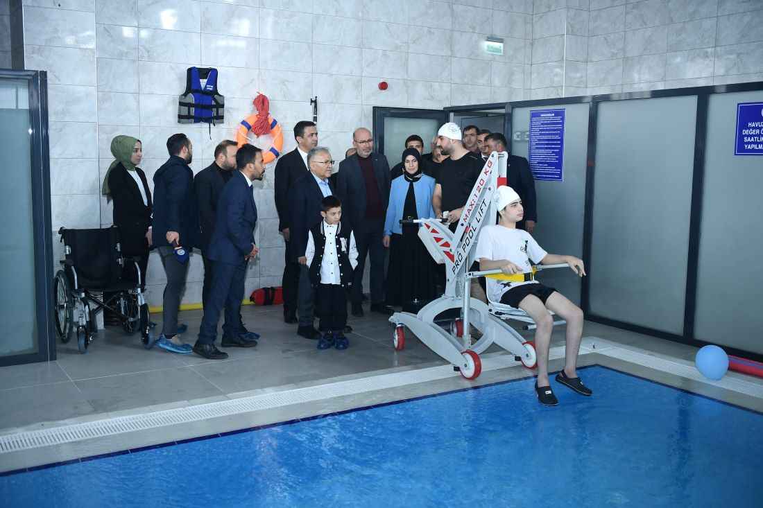 tamamen-ozel-gereksinimli-bireylere-yonelik-olarak-fiziki-ve-tedavi-alanlarina-sahip-olan-engelsiz-kapali-yuzme-havuzu-faaliyetlerine-devam-ediyor